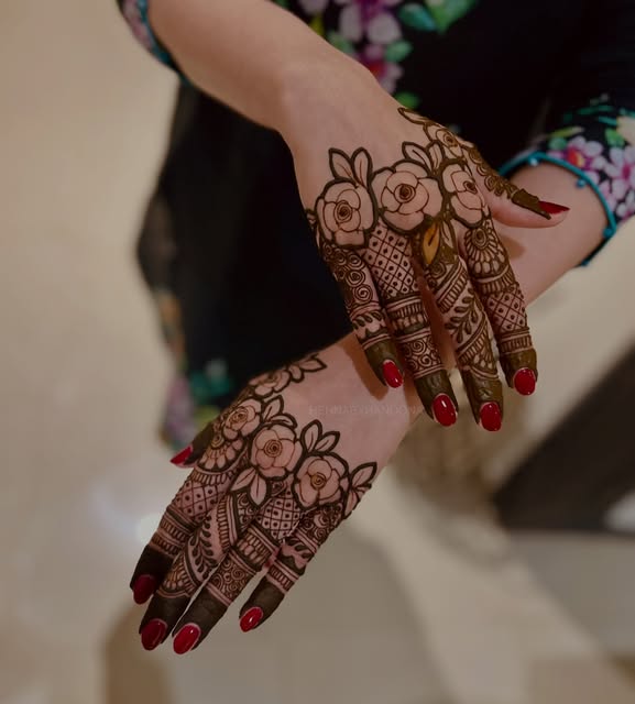 Floral Arabic henna with rose motifs running along the back of the hand
